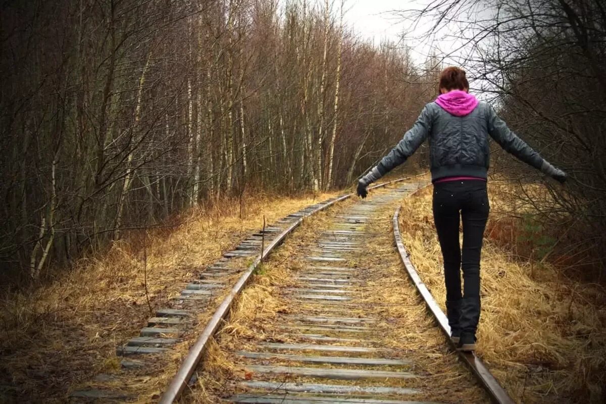 Дорога во сне к чему снится женщине. Рельсы поезда. Человек идет по рельсам. Рельсы и человек.