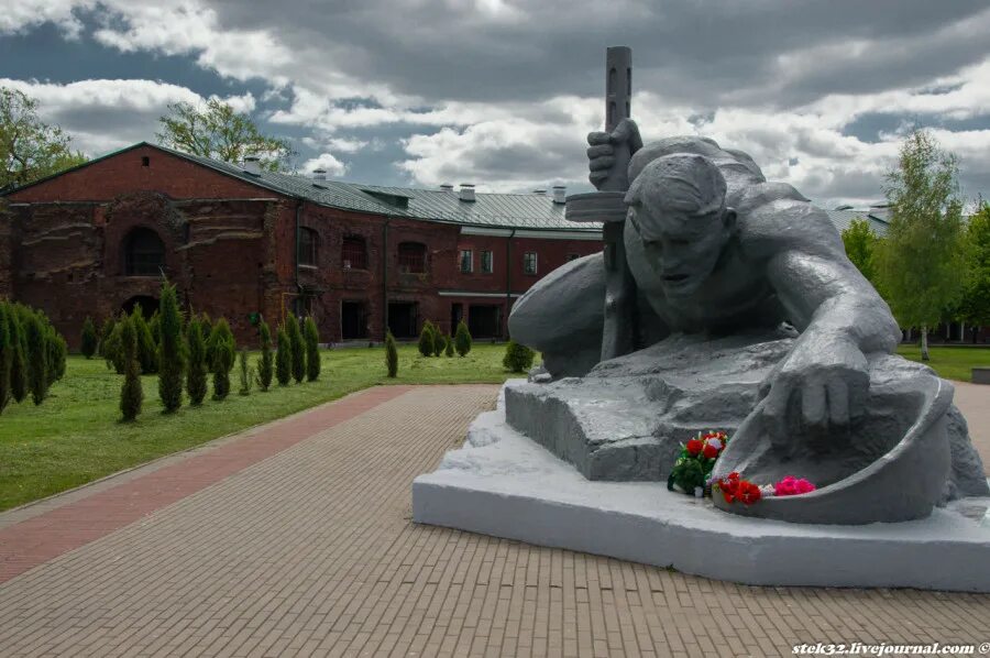 Брест читать. Брестская крепость брест. брест мемориальный комплекс. оборона брестской крепости в 1941. брестская крепость непокоренный.