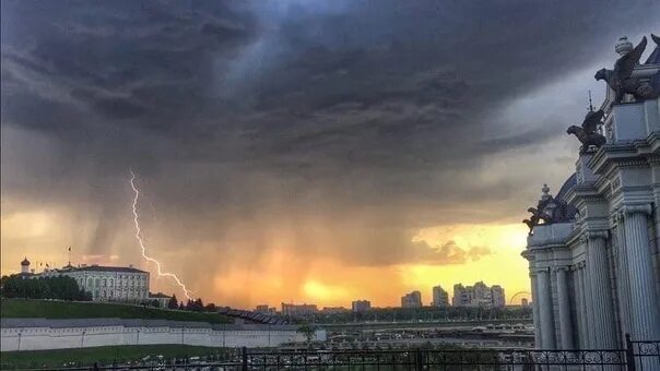 Гроза и дождь. Снежный апрель. Сильный ветер татарстан. Сильный ветер в казани. Ураган в казани.