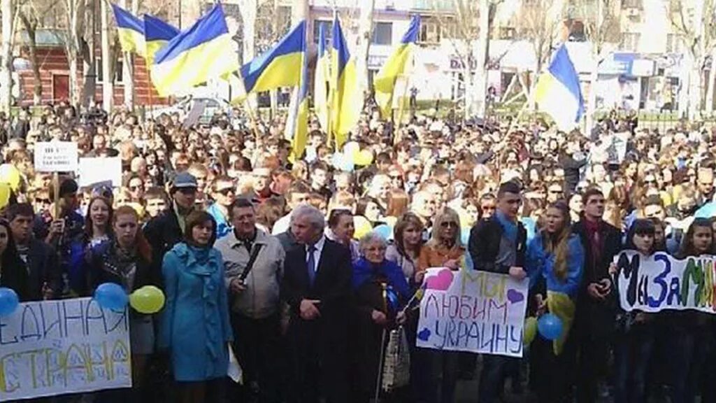 Протесты на юго-востоке украины. Проукраинские митинги. Митинг в донецке 2014. Демонстрации в херсоне. Демонстрация в херсоне с украинскими флагами.