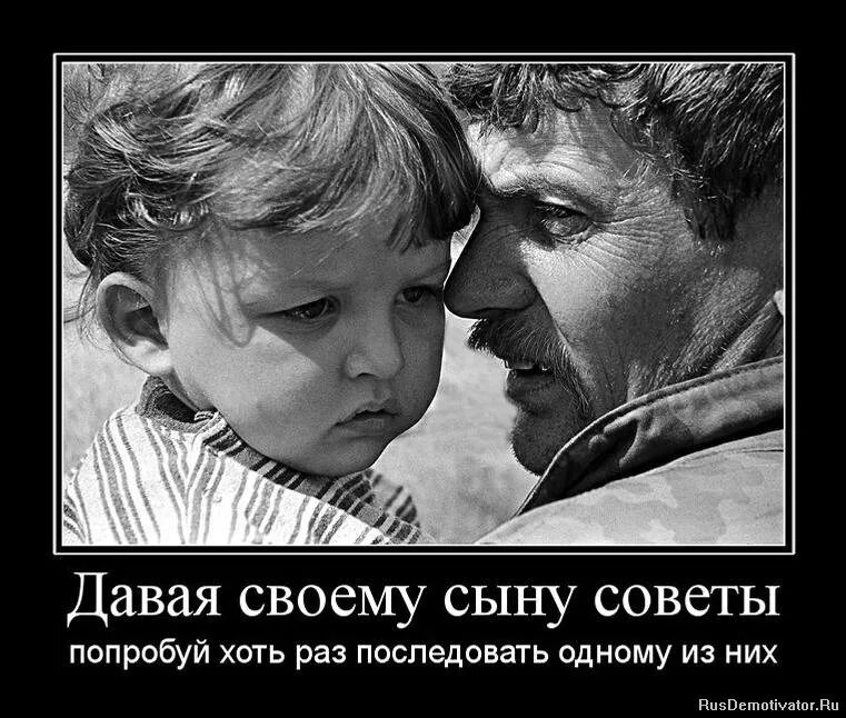 фотосессия мать и сын. подросток и взрослый. фотосессия мама и взрослый сын. подростки и родители. мама обнимает сына.