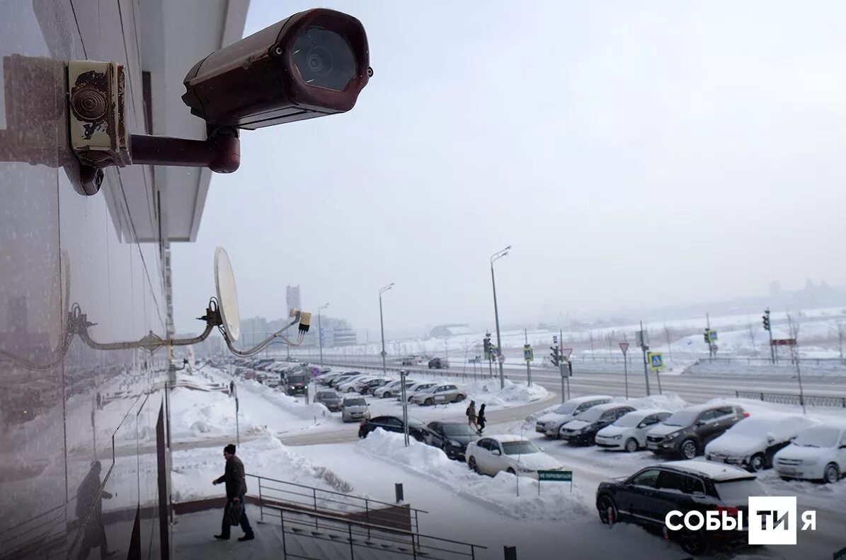 Веб камеры наблюдают. Видеонаблюдение в городе. Камера наблюдения. Наружное видеонаблюдение. Видеокамера на здании.