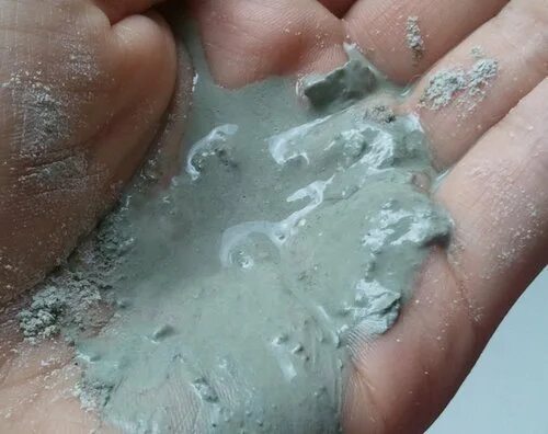 Умывание глиной. Умывание эстетика. Умывать лицо. Скраб для лица. Девушка вытирает лицо.