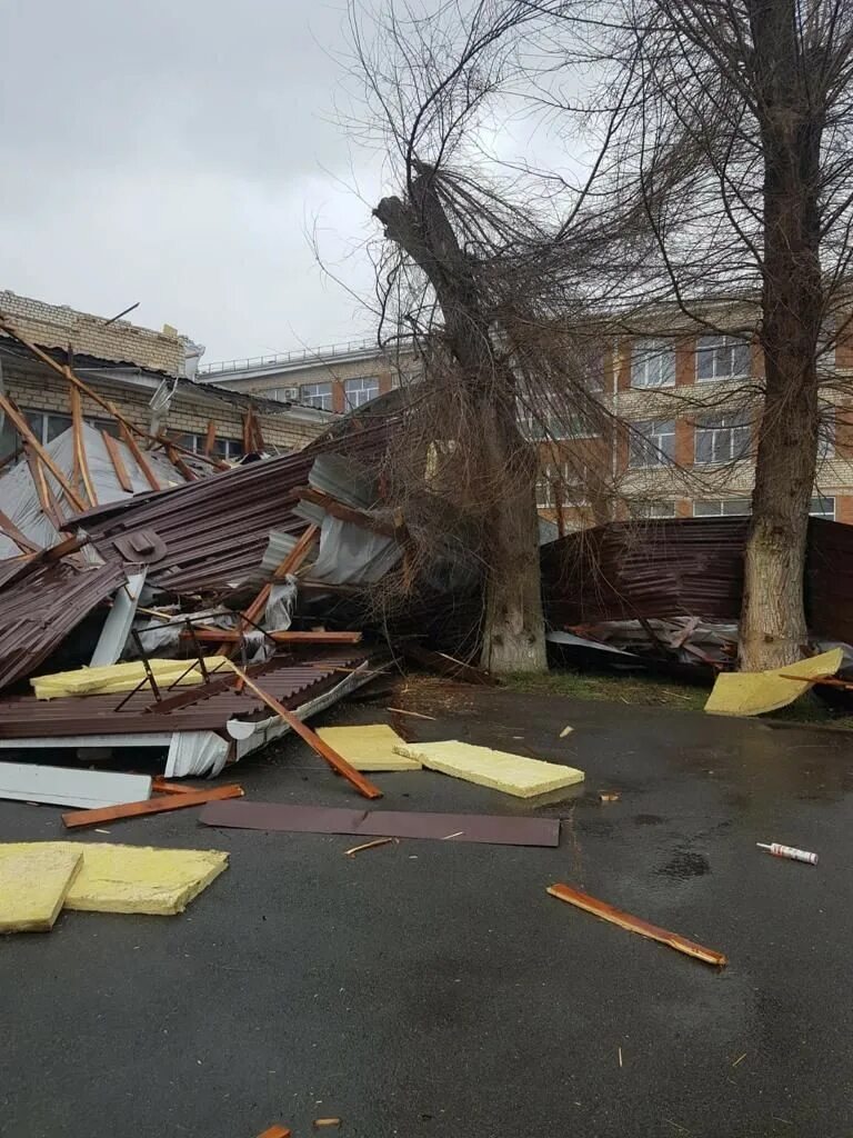 Песня сорвало крышу. Сорвало крышу. сорвало крышу ветром. крыша дома культуры. куратшки снесло крышу школы.