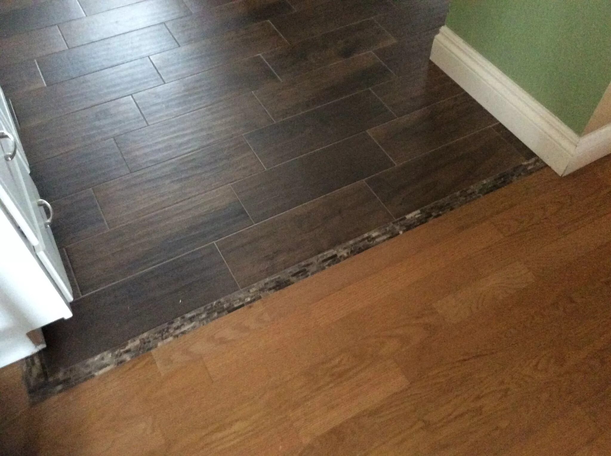 Ламинат по всей квартире. Плитка и ламинат. Укладка ламината. Полы без порогов. Стык плитки и ламината без порожка.