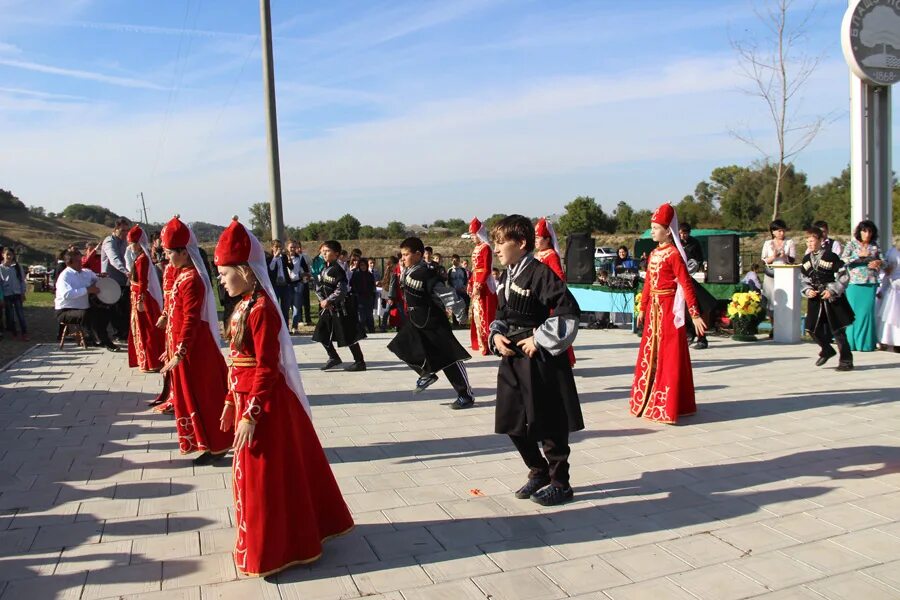 Новая адыгея школа 27 новая адыгея. Аул адыгея работа. Бабук аул приют. Аул блечепсин кошехабльский район. Аул уляп симбулетов.