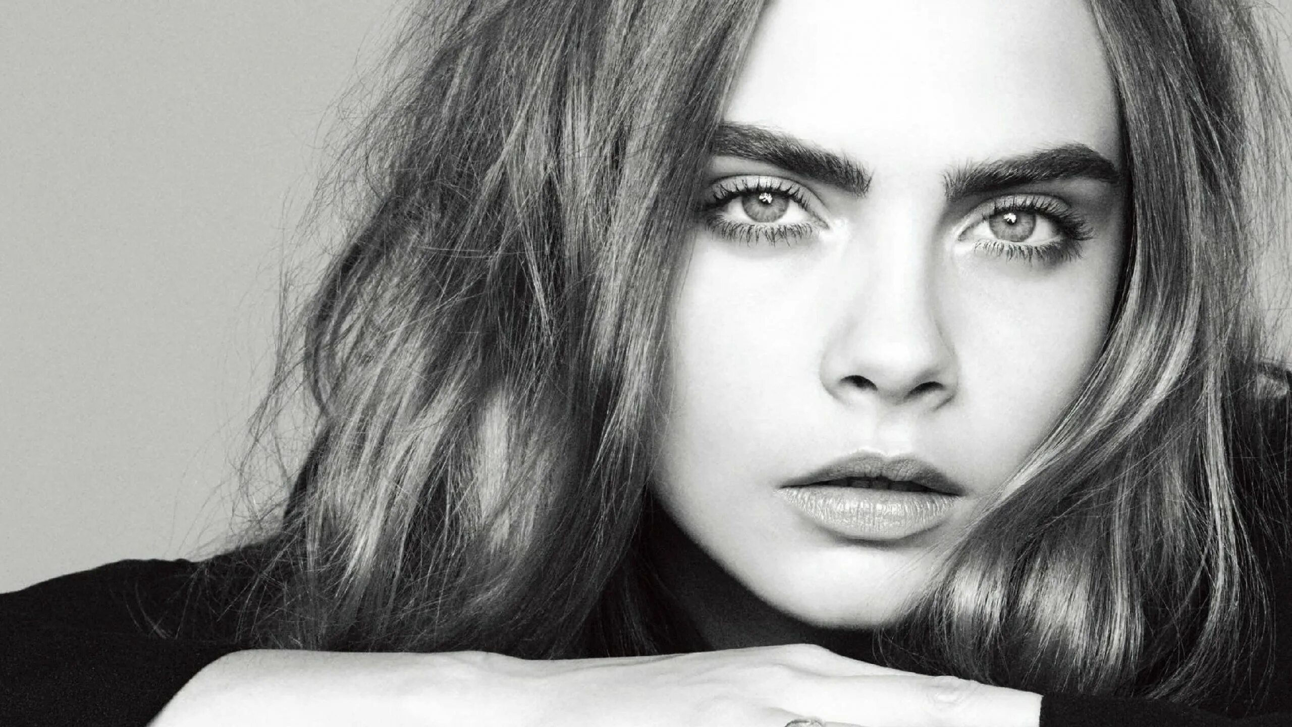 Особняк кары делевинь. Cara Delevingne чб.