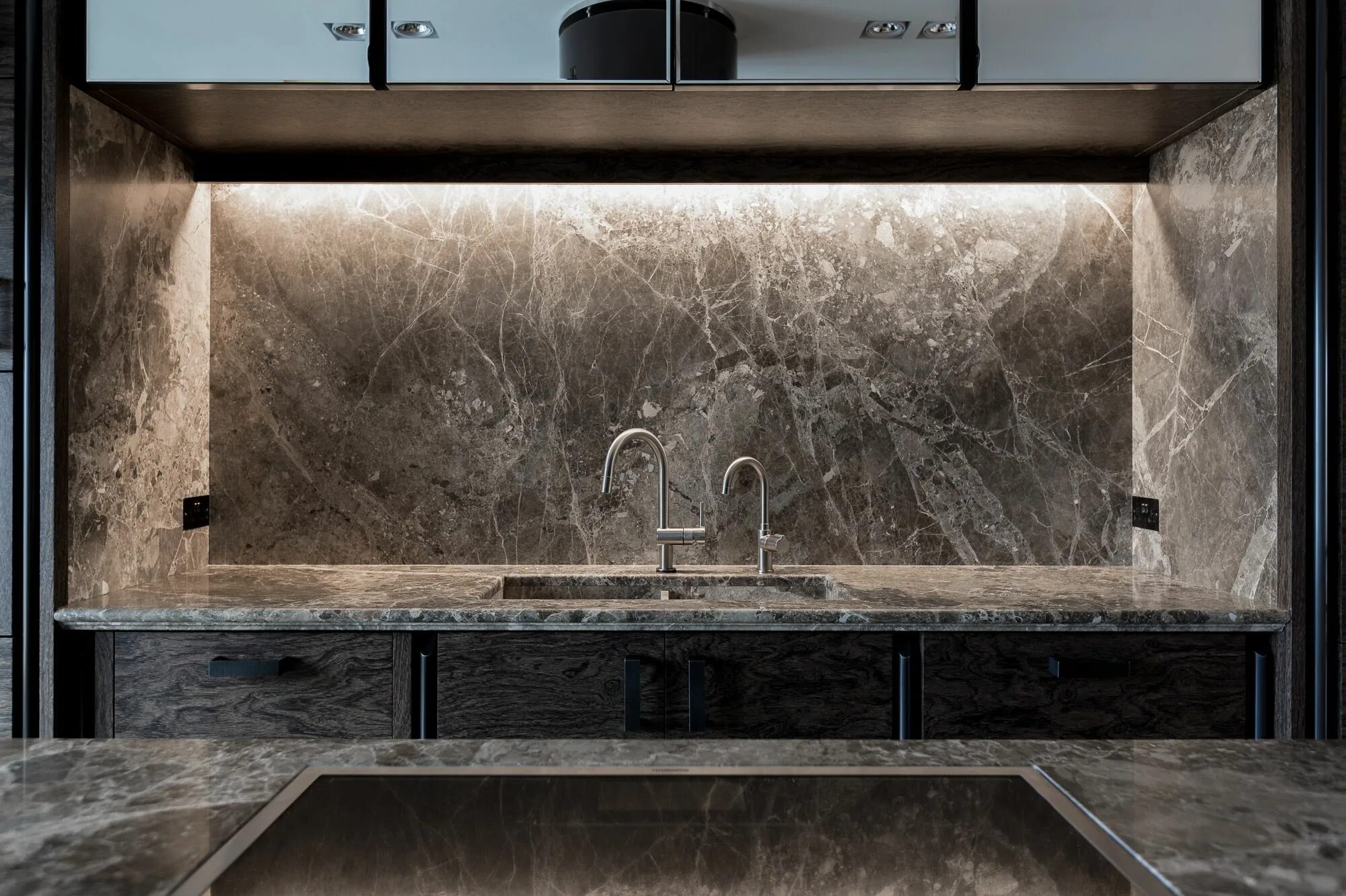 Фартук и столешница мрамор. Мрамор саламанка столешница скиф. Фартук для кухни из мрамора гранита. Фартук и столешница мрамор. Мрамор бьянко столешница.