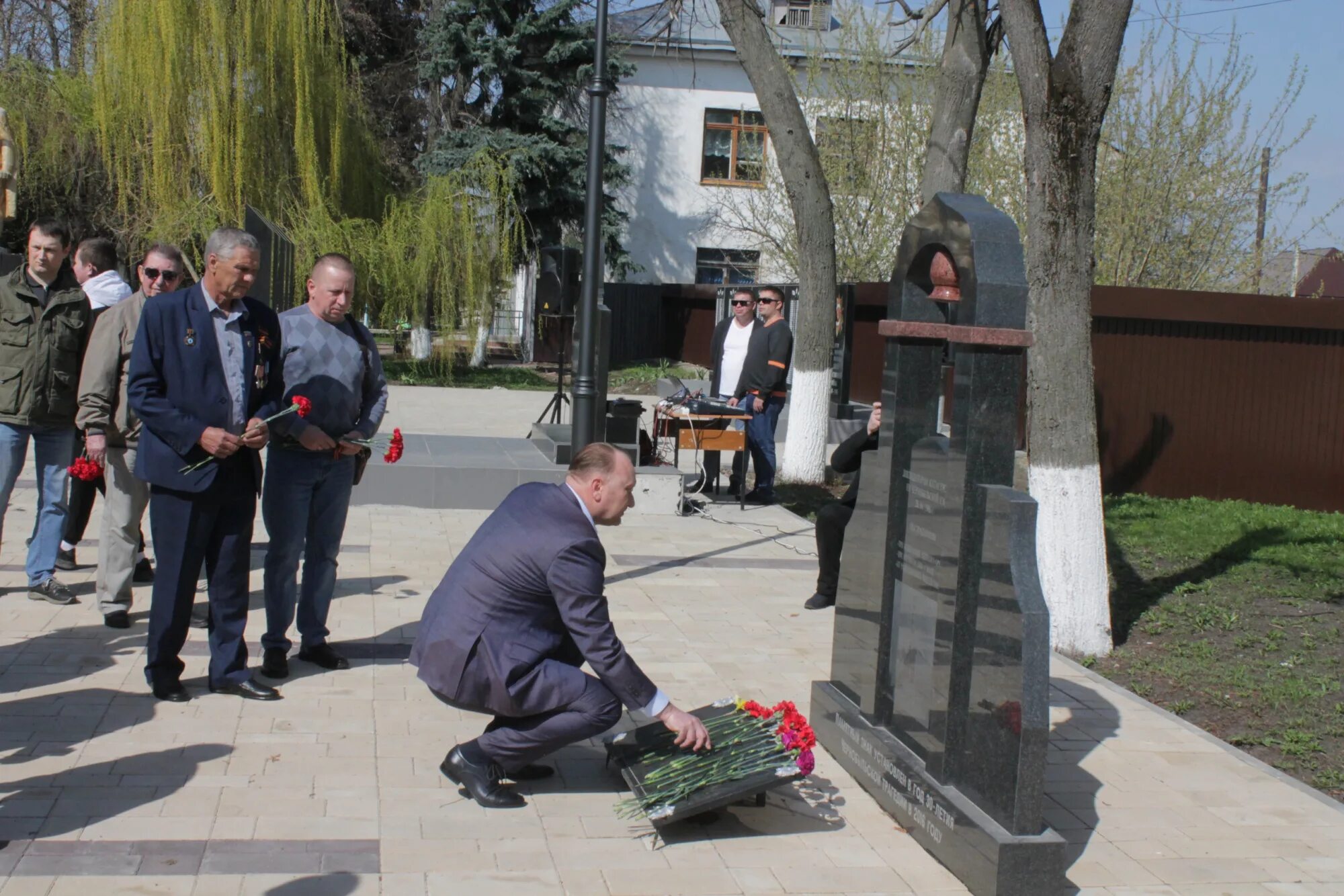 Годовщина аварии. Памятник чернобыльцам в Чернобыле. Возложение цветов в годовщину Чернобыльской. Годовщина Чернобыльской аварии. Чернобыльская АЭС сейчас 2022.