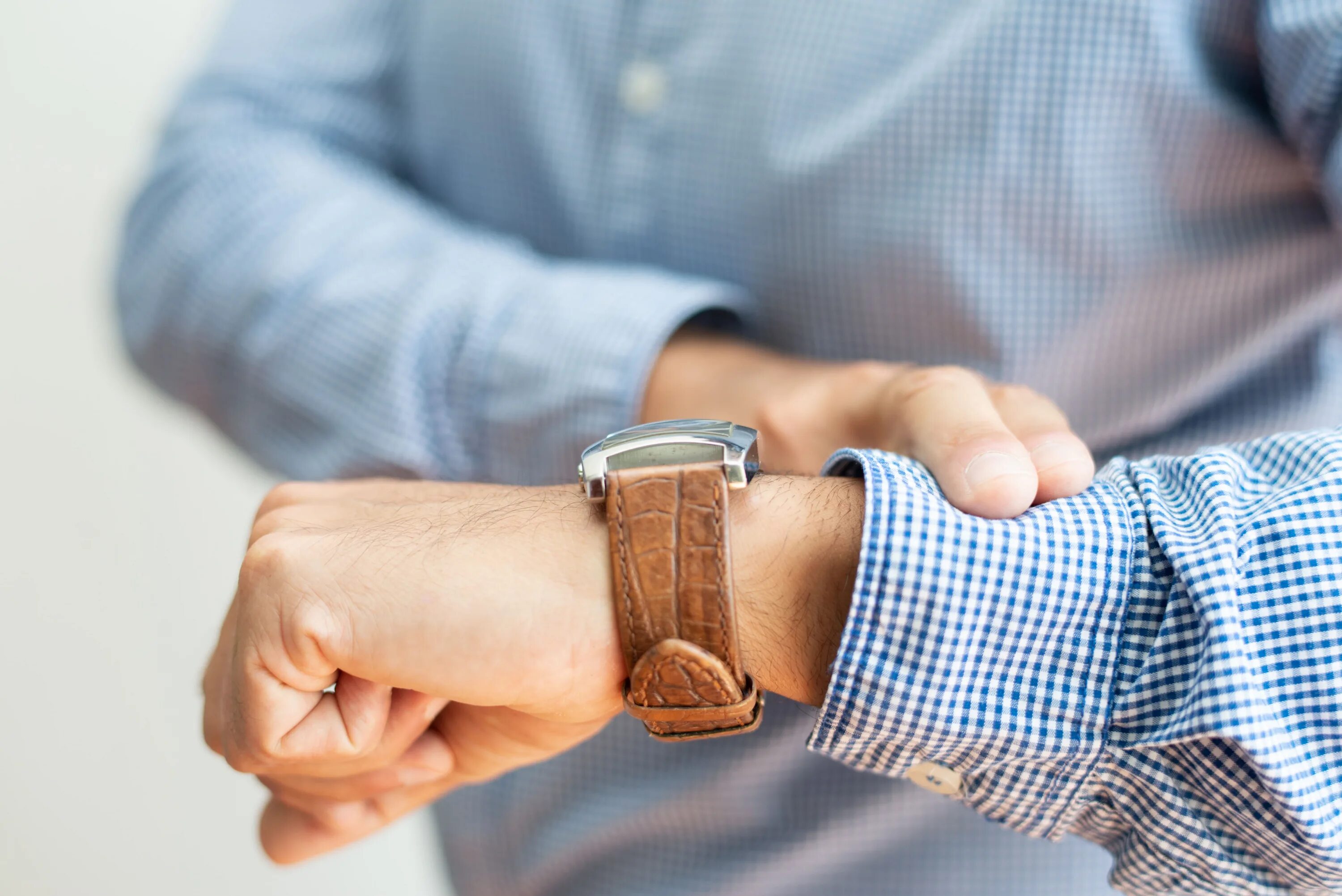 Свободное время предпринимателя. Бизнесмен время. man checking time. фото медлить. man checking watch.