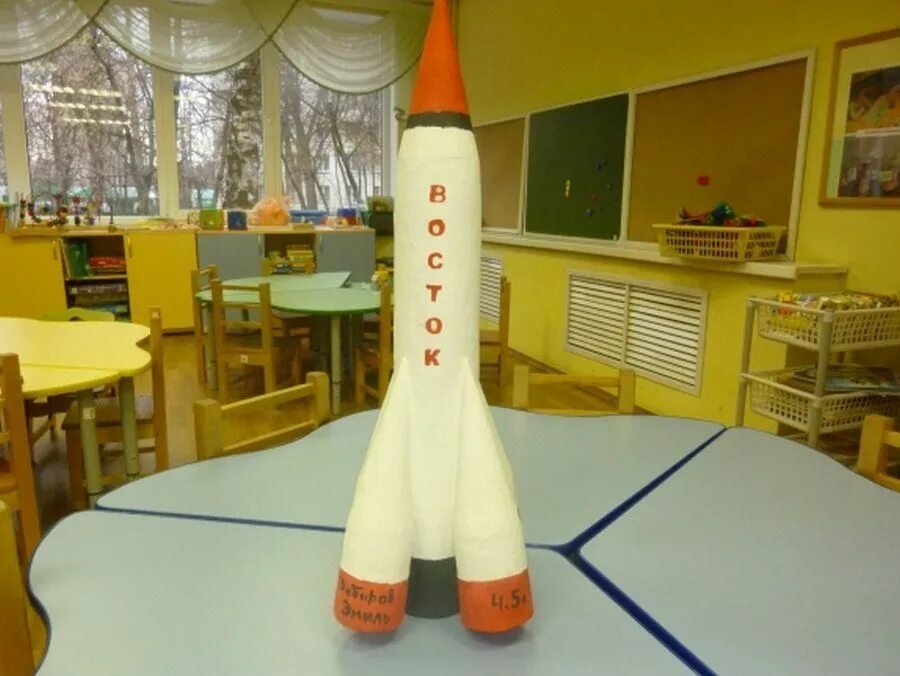 Ракета из картона большая ко дню космонавтики. Космическая ракета поделка. Макет ракеты для поделки. Ракета из картона поделка. Огромная ракета поделка.