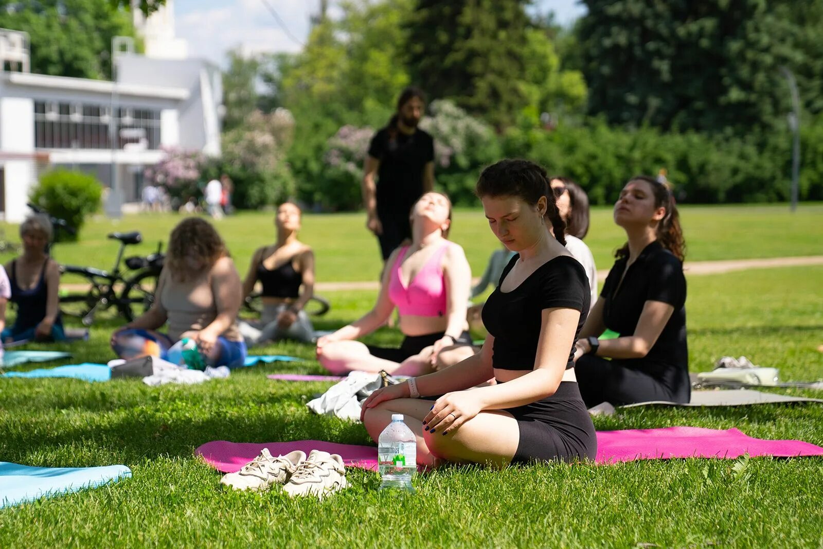 Кроссминтон на вднх. Чем заняться на вднх зимой. Спортивные выходные в москве. Вднх молодежь. Трюковая площадка для самоката на вднх.
