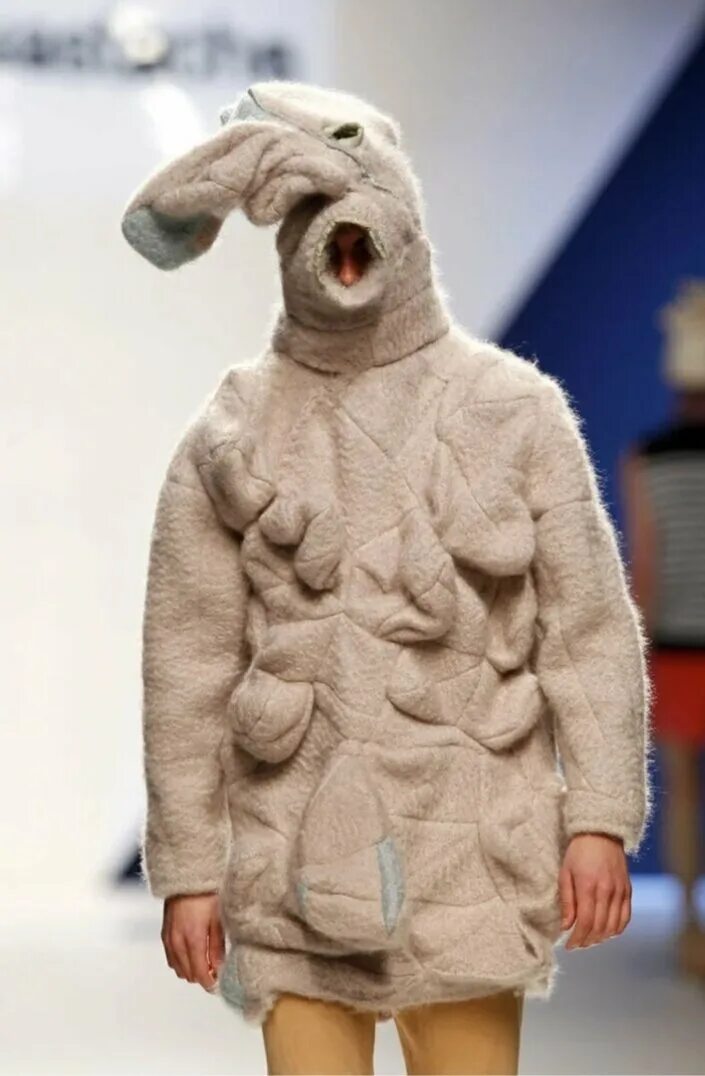 современная мода ужасна. странная одежда. очень странная одежда. очень странная одежда. самые странные дизайнерские вещи.