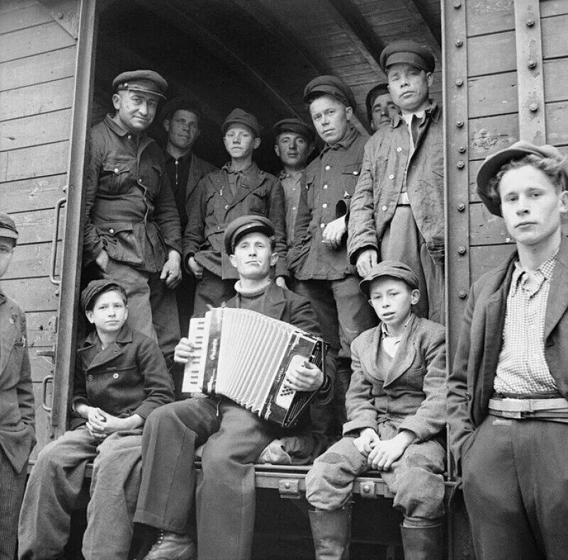 Фотография времен. Репатриация советских военнопленных 1945. Советские репатрианты после войны. Репатриация советских граждан. Репатриация после Великой Отечественной войны.