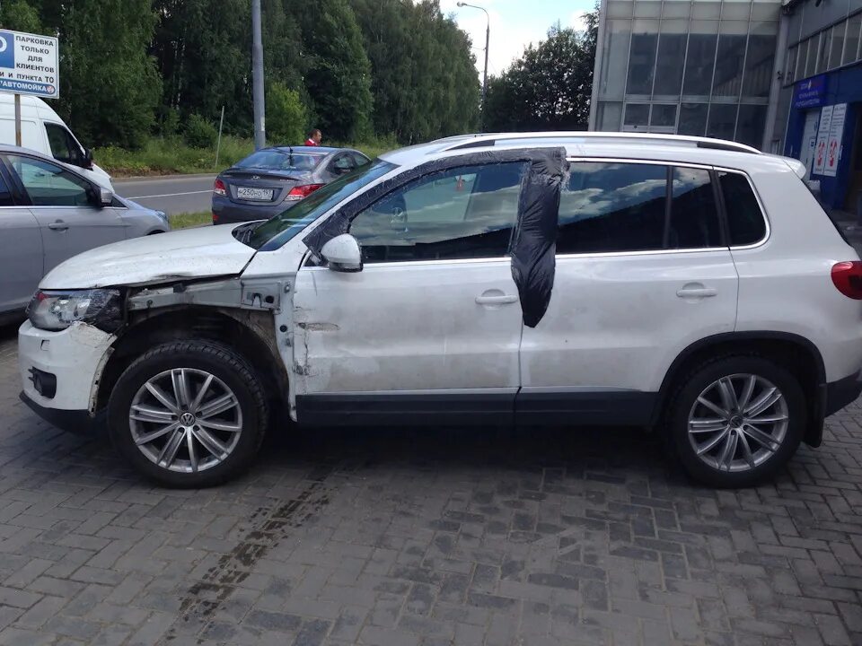Восстановление тигуана после дтп. Разбитая фольксваген тигуан. Volkswagen tiguan после дтп. Битый tiguan 2. Автомобиль после дтп.