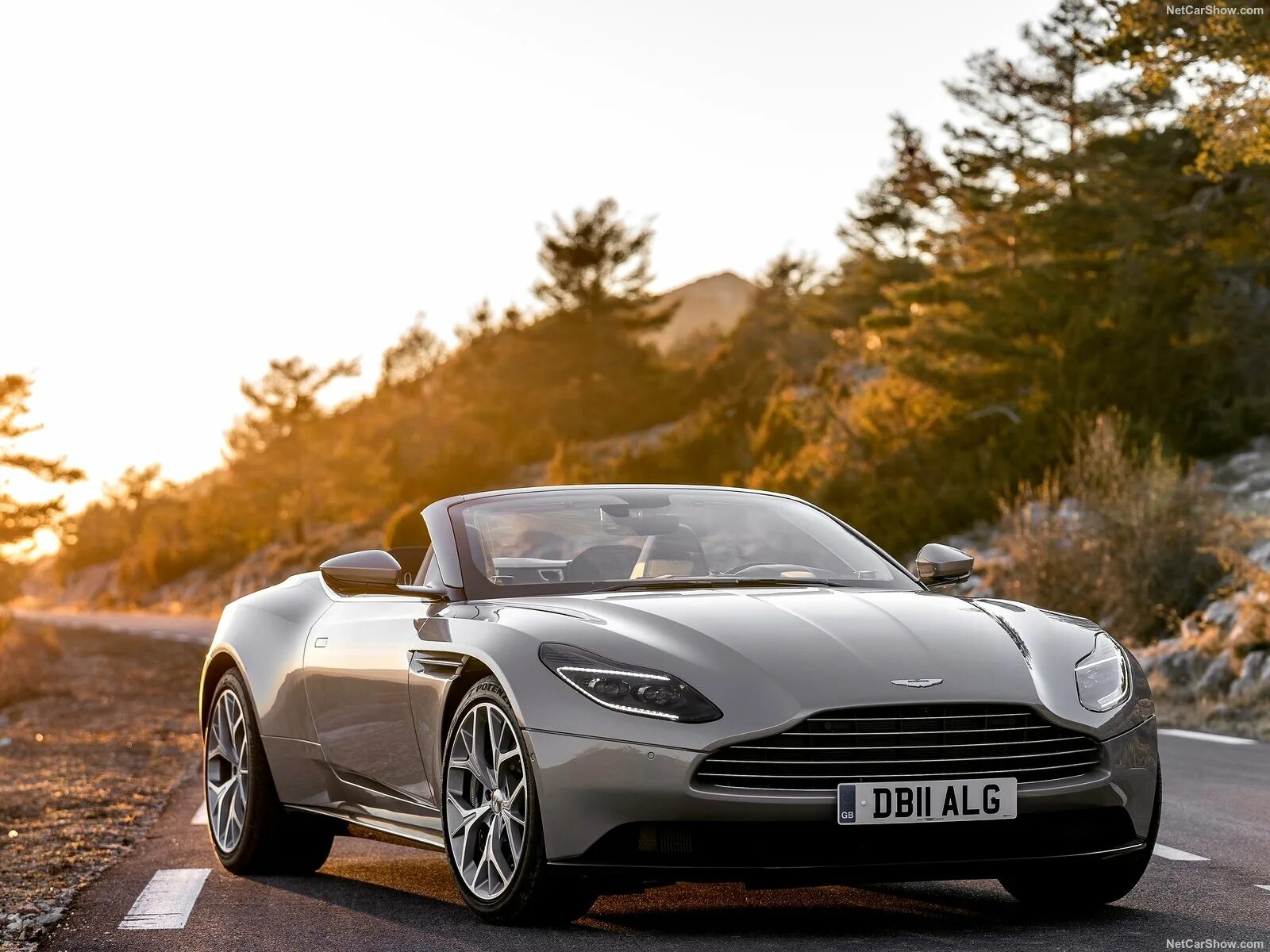 Aston martin db. Aston martin db11. aston martin db11 volante. машина aston martin db11. aston martin db11 2018.