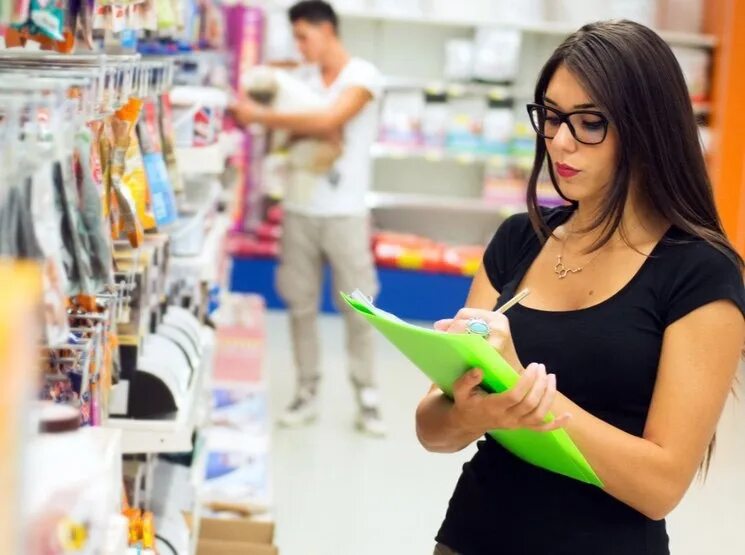 Продавец кассир одежды. Продавец. консультант в магазине. работники магазина одежды. продавец консультант в магазин одежды.