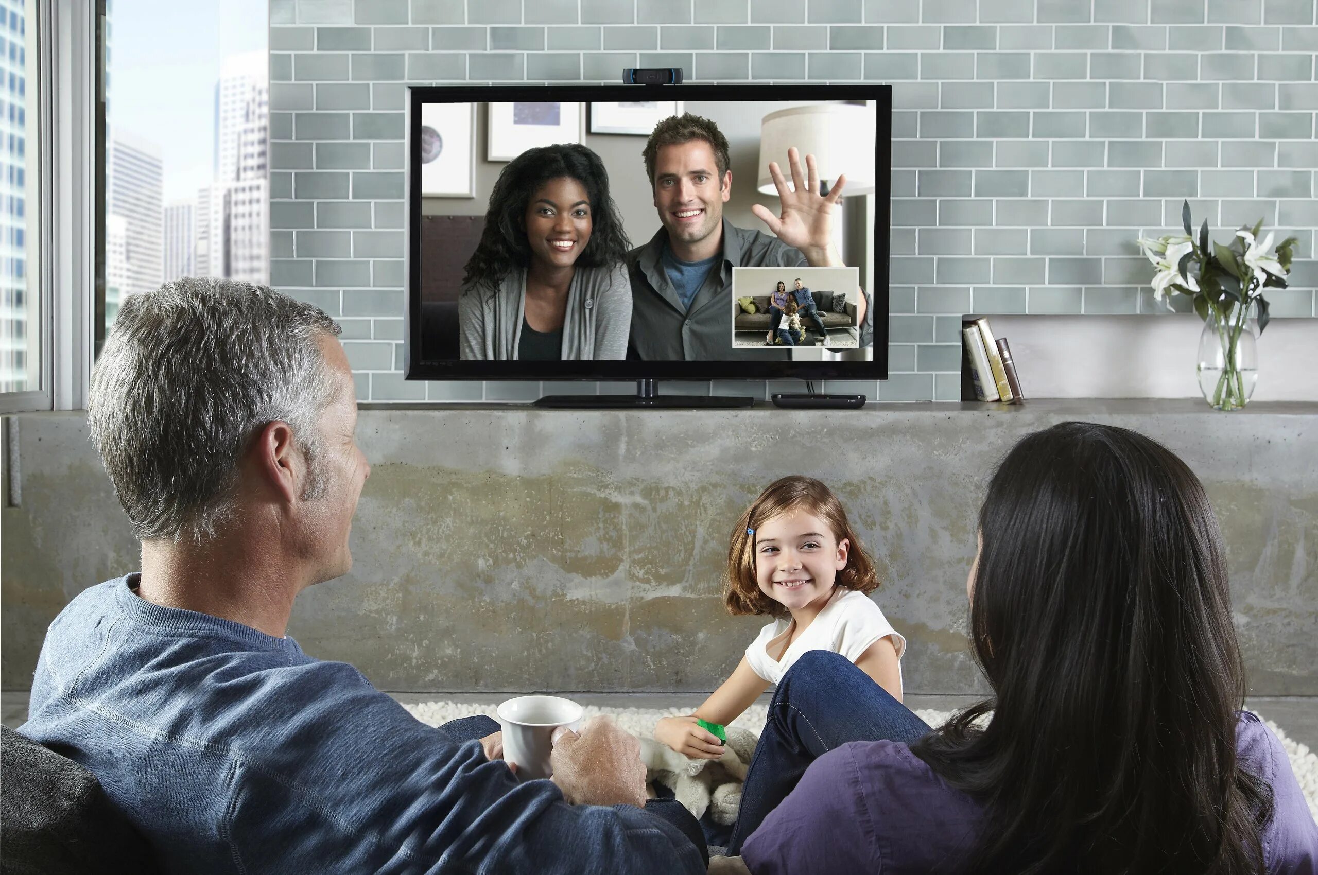 Семья смотрит тв. Семья у телевизора. Человек телевизор. Телевидение для всей семьи.