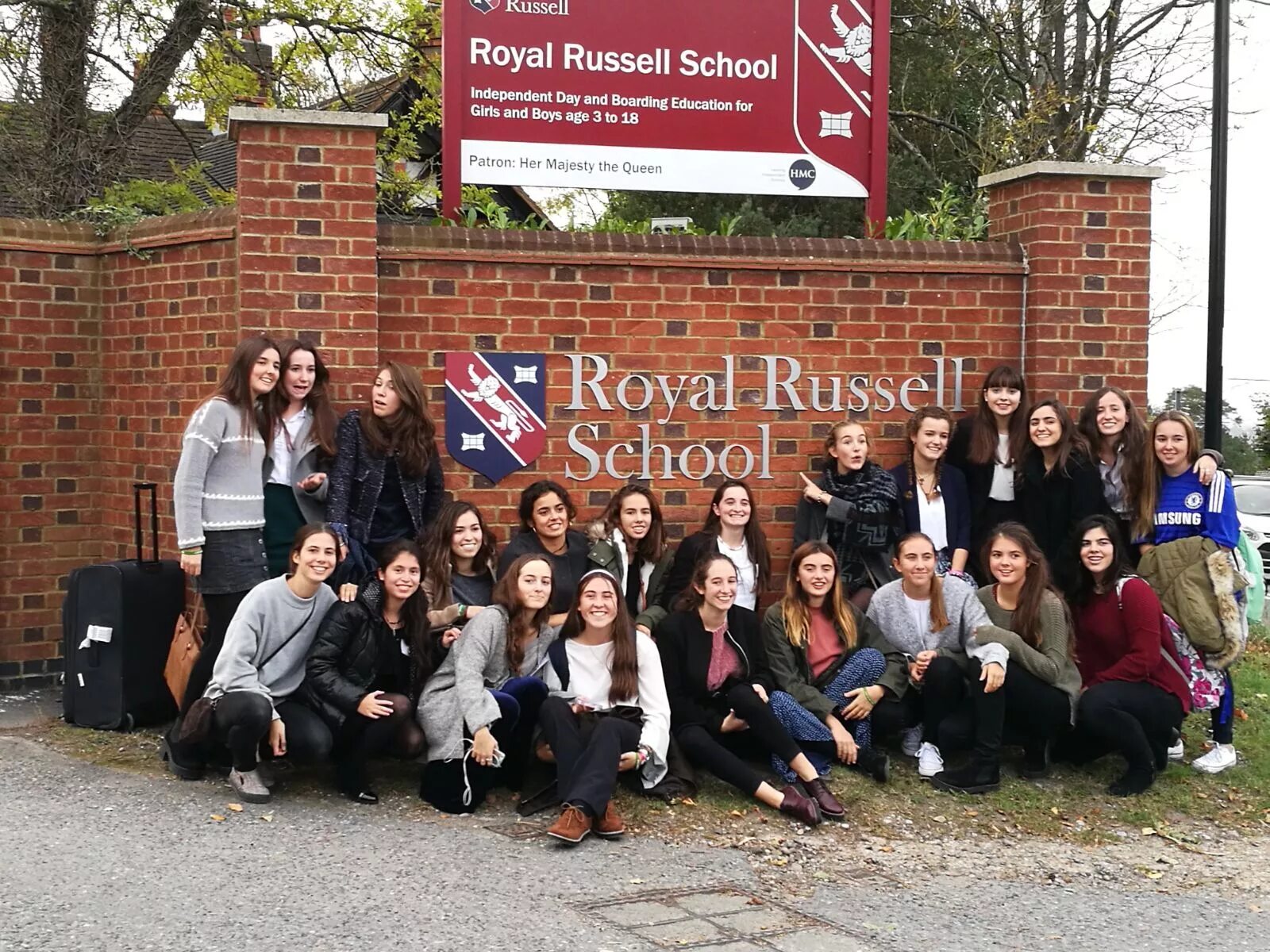 Сообщение на тему royal school. Royal russell school эмблема. Royal russell school. Роял рассел. Royal school англия.