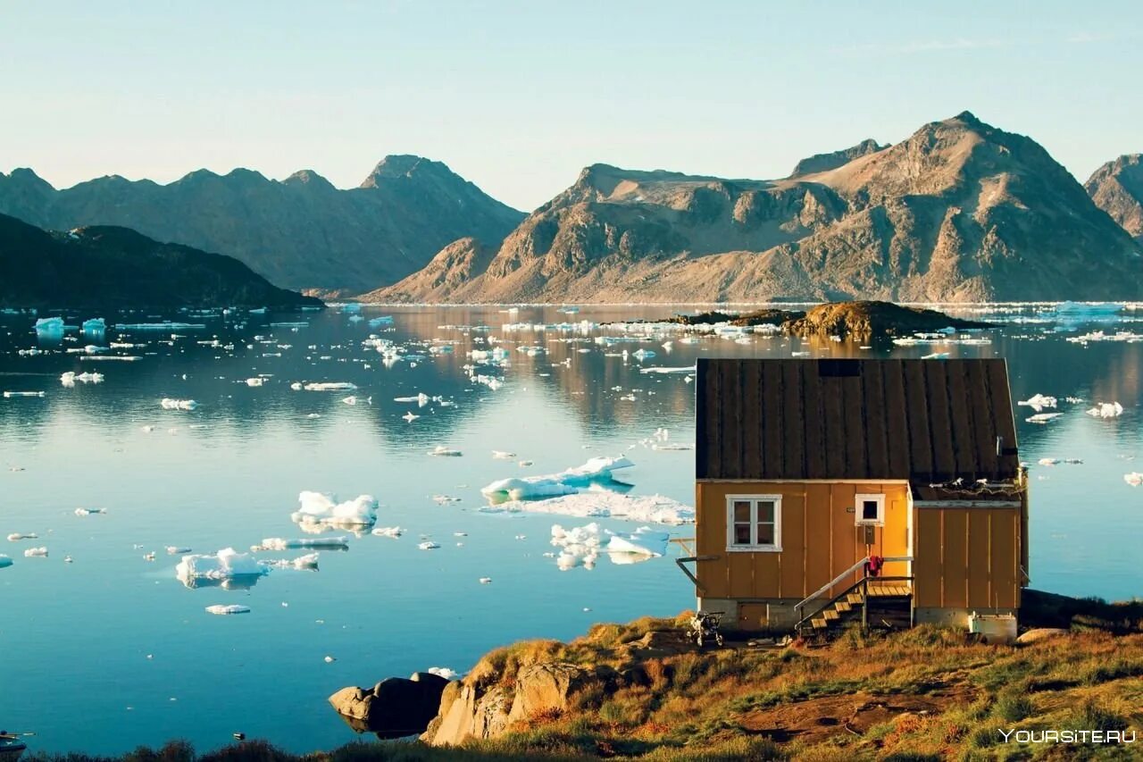 Домики вдали. Мыс Моррис-Джесуп. Мыс Моррис Джесуп Гренландия. Кулусук Гренландия. Одинокий дом в Исландии.