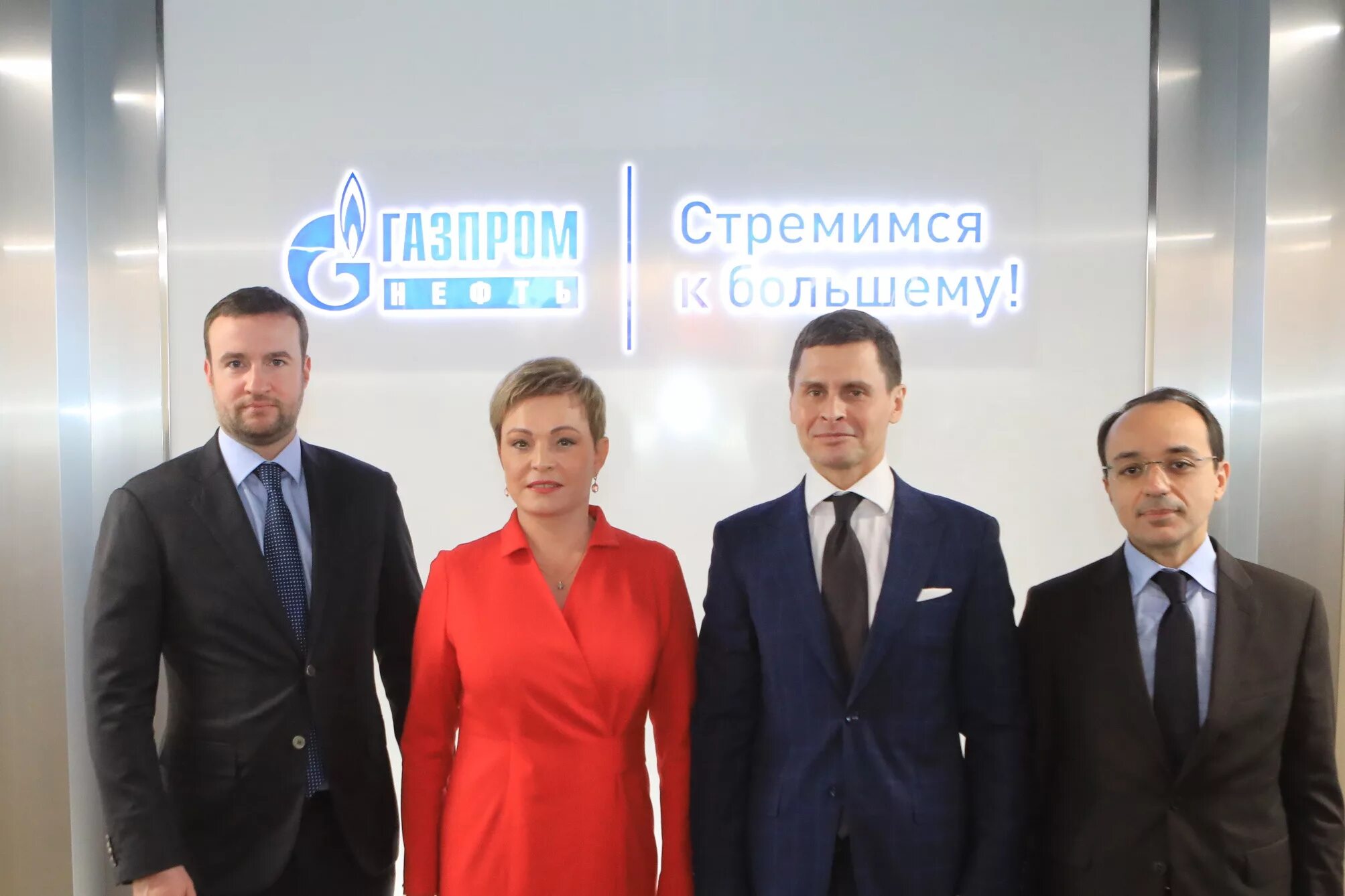 Газпром шельф проект москва Газпром нефть шельф Буклет об арктических проектах Volga Volga Brand Identit