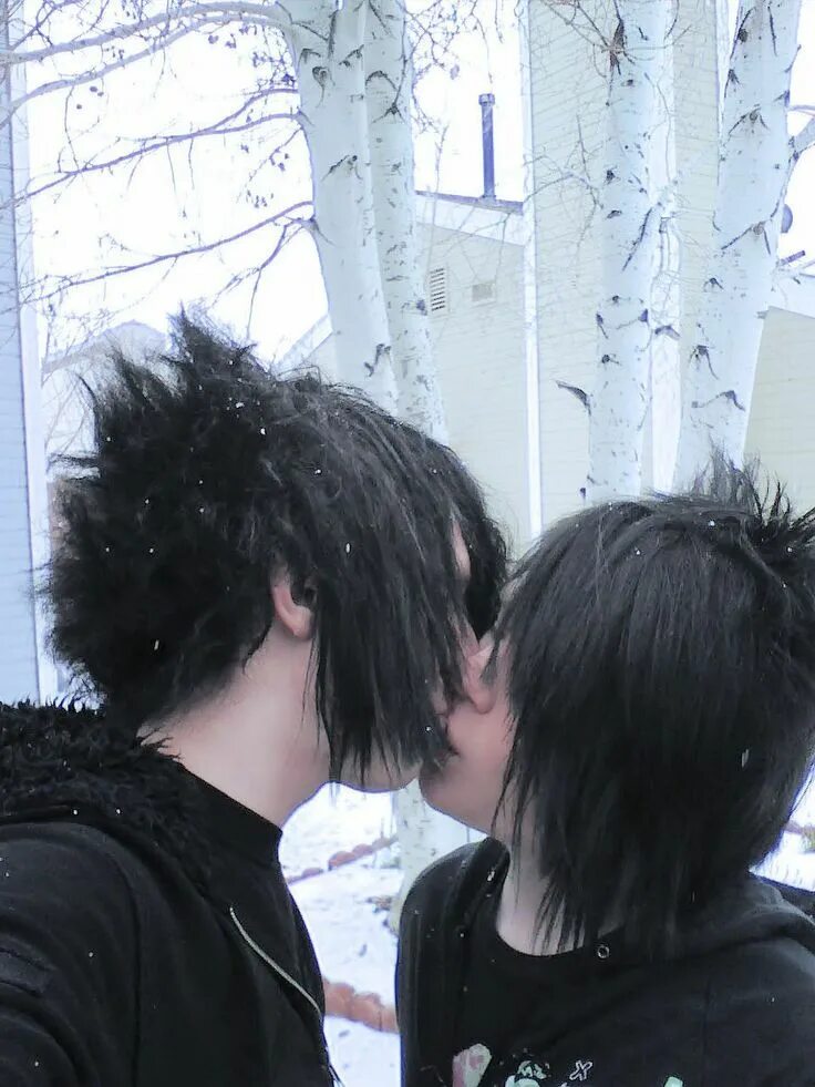 Алекс дораме эмо. Эмо целуются. Эмо парочки. Целующиеся эмо. Челкастый с девушкой.