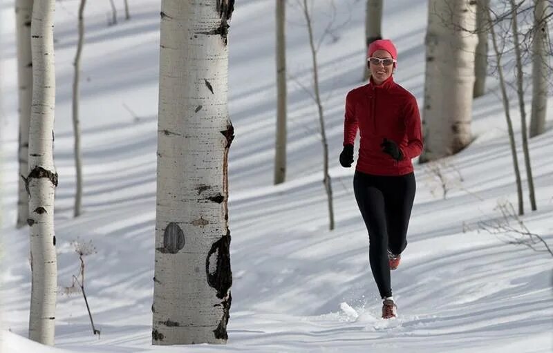 Ведь жизнь бежит что снег. Бег зимой. Зимняя пробежка. Прогулка на лыжах по зимнему лесу. Девушка на беговых лыжах.