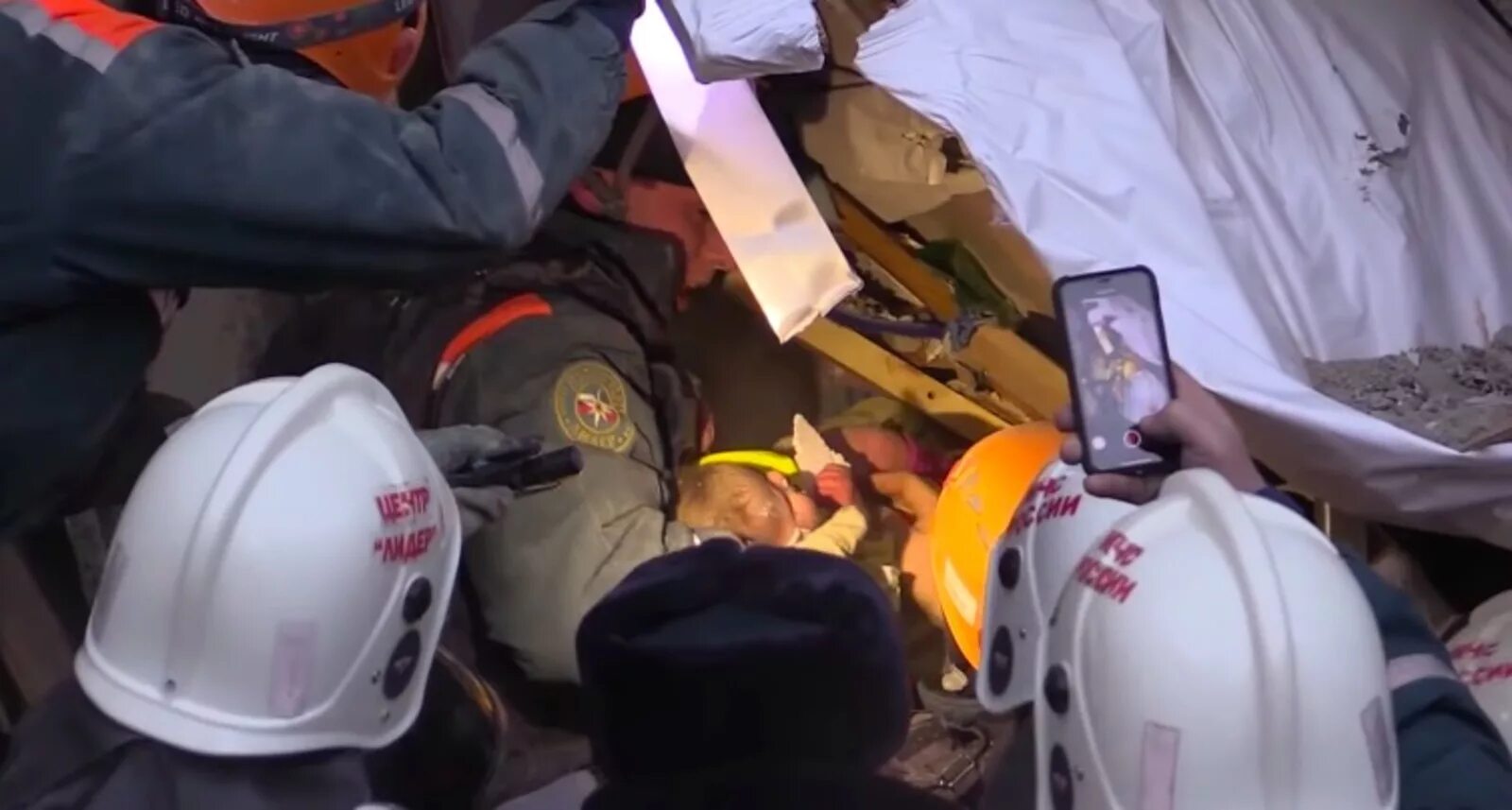 Нашли мальчика под завалами. Нашли мальчика под завалами. Ваня из под завалов в магнитогорске. Ребёнка вытащили из под завала. Мчс спасают людей из под завалов.