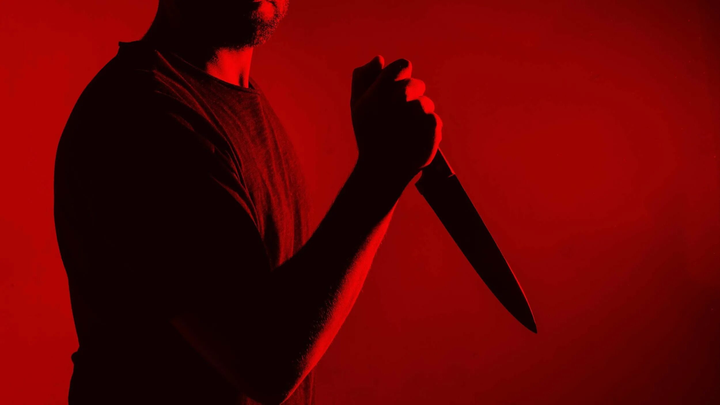 Человек с ножом во сне. Мужчина на Красном фоне.