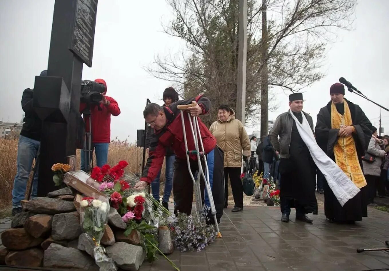 Г волгоградские новости. 21 Октября 2013 теракт в Волгограде. Теракт в Волгограде 2013 автобус. Террористические акт в Волгограде в октябре 2013. Памятник погибшим в теракте Красноармейский район Волгограда.