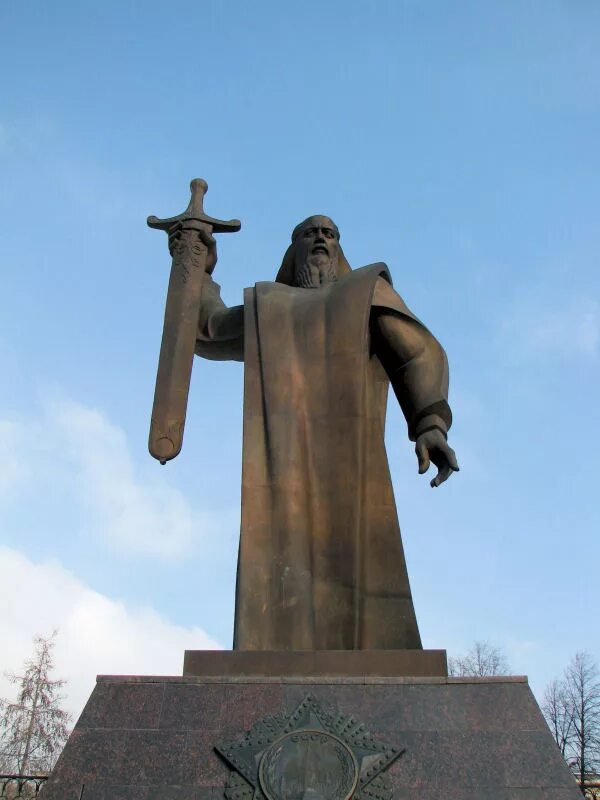 Скульптура седой урал екатеринбург. Седой урал кует победу памятник. Площадь обороны екатеринбург седой урал. Скульптура седой урал екатеринбург. Монумент седой урал в екатеринбурге.