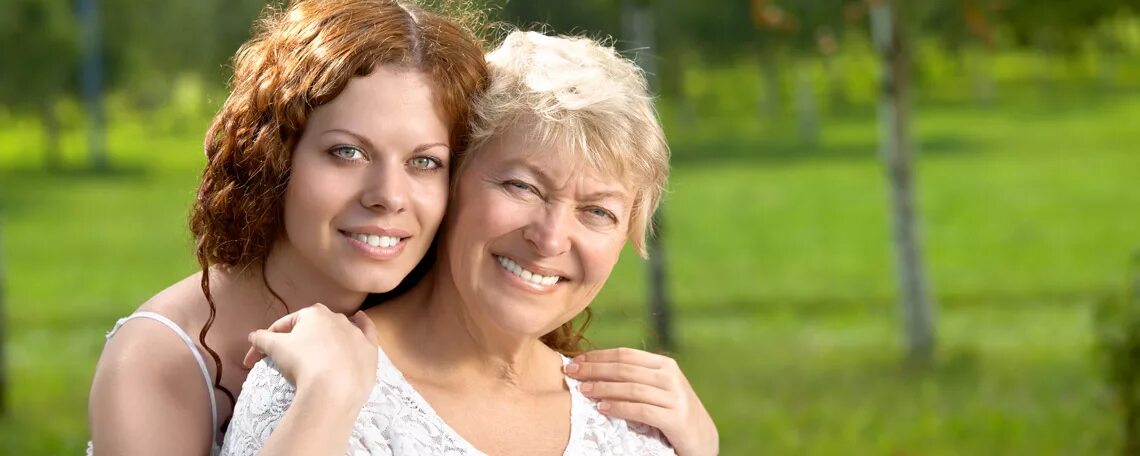 Фотосессия с мамой взрослая дочь. Фотосессия мама и взрослая дочь на кухне. Сестры радостные взрослые. Пожилые родители и дети. Мама и взрослая дочка.