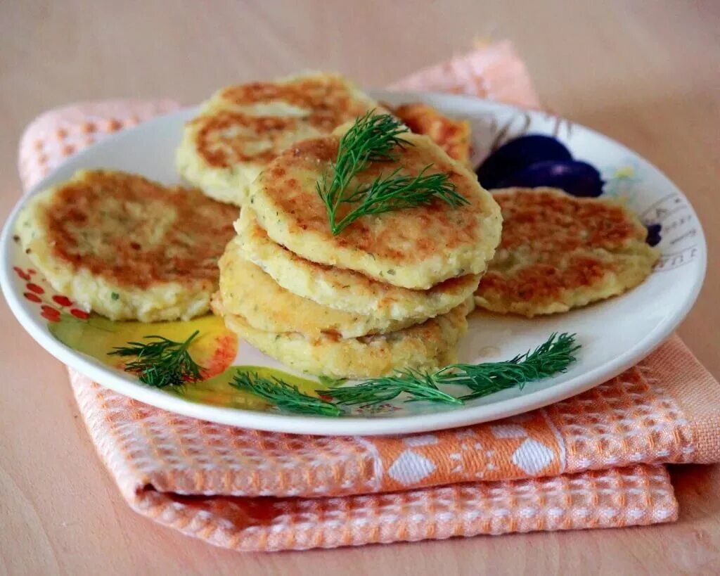 Кабачковые оладьи с фаршем. Драники из картофеля на сковороде. Оладьи с ветчиной, сыром и зеленью. Оладьи из цукини. Драники с колбасой и сыром.