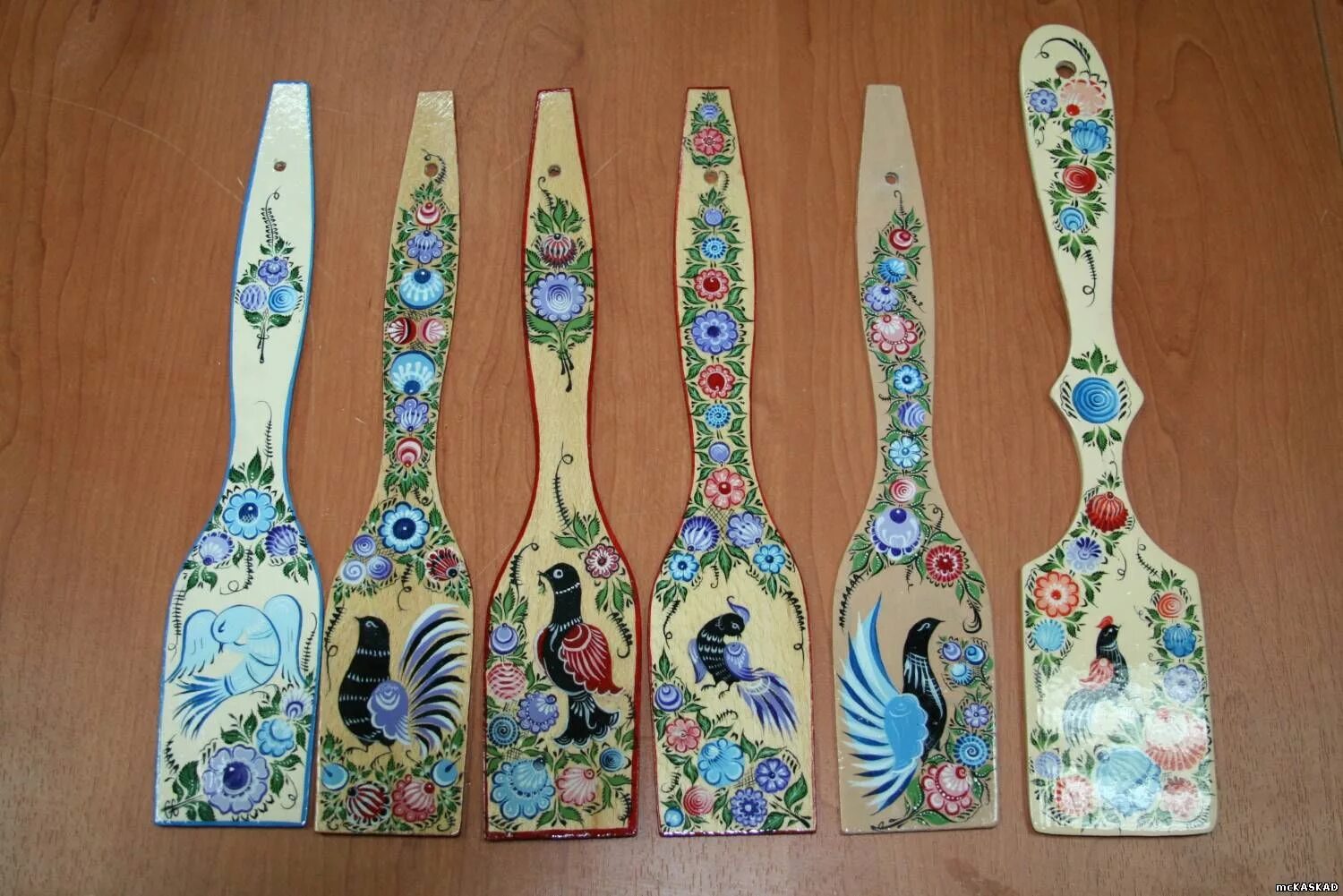 Роспись деревянной лопатки. Роспись по дереву городецкая роспись. городецкая роспись лопаточка. роспись городец лопаточки. современная роспись по дереву.