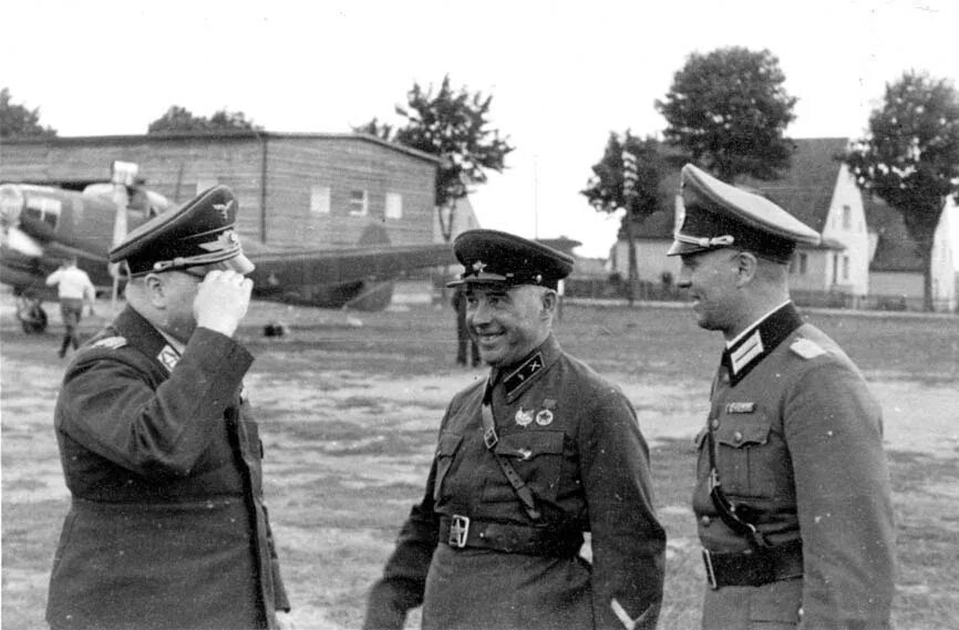 Вермахт польша. Советские и немецкие офицеры польша 1939. советские и немецкие солдаты в польше 1939. совместные учения ссср и германии 1939. совместные учения ркка и вермахта.