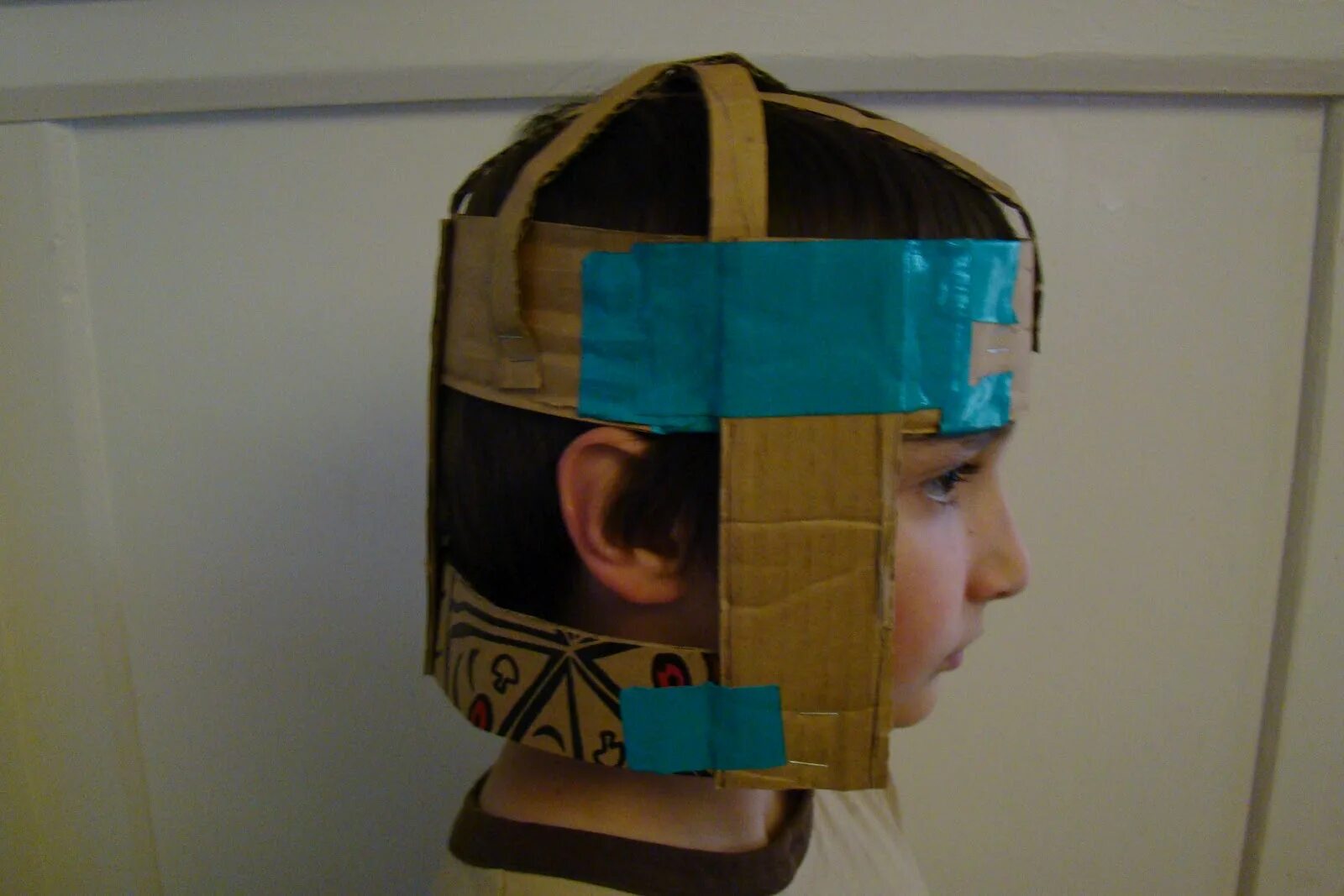 космический шлем из картона. богатырский шлем из картона. шлем детский своими руками. шлем богатыря из картона. шлем рыцаря из бумаги.