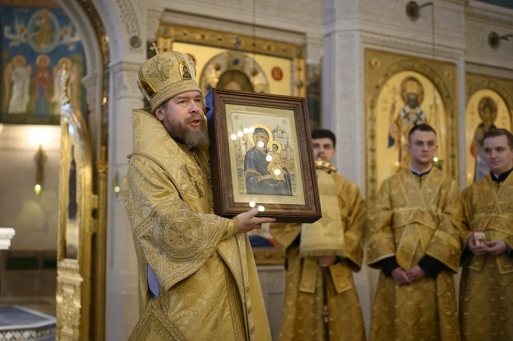 Вечерняя служба в монастыре. Дьякон Сретенского монастыря. Литургия в Сретенском монастыре.