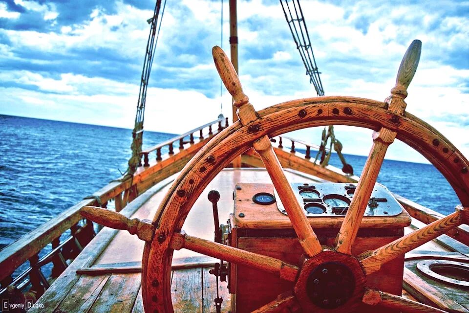 Ships wheel. Крузенштерн парусник штурвал. Штурвал корабля. Штурвал парусника. Палуба корабля штурвал.