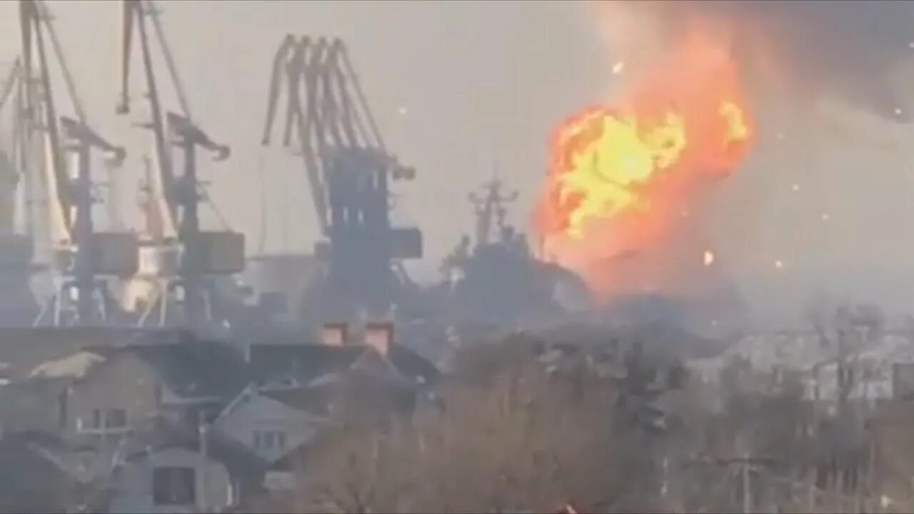 Подбит десантный корабль сегодня. Взрыв в порту бердянск 2025. взрыв в порту бердянска 24.03.2025. бдк орск черноморского флота. бердянск большой десантный корабль орск.