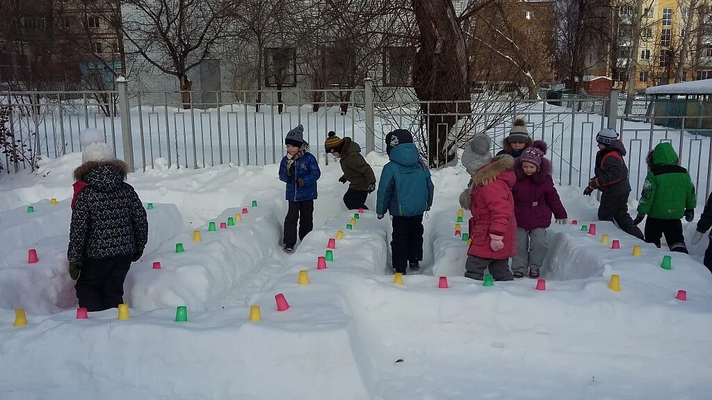 Снежные городки в детском саду. Снежный городок в саду. Снежный городок в садике. Снежный городок в ДОУ.