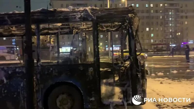 Горящий автобус Москва. Сгорел электробус в Москве. Сгорел автобус вчера в Москве.