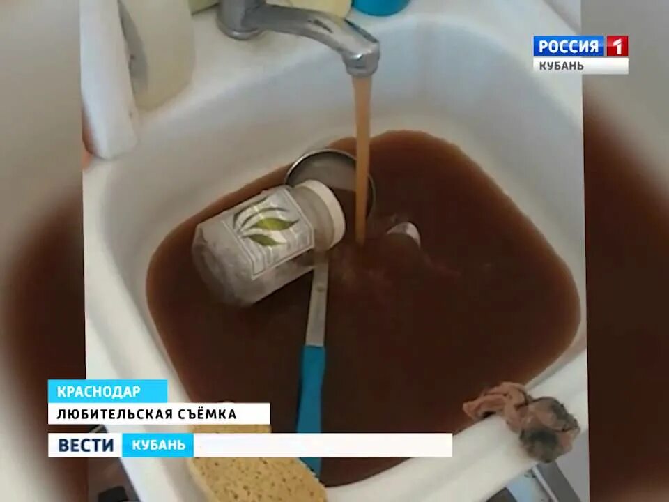 Ржавая вода коричневая. Грязная вода из крана. Грязная вода из крана. Вода из под крана. Коричневая вода из крана.