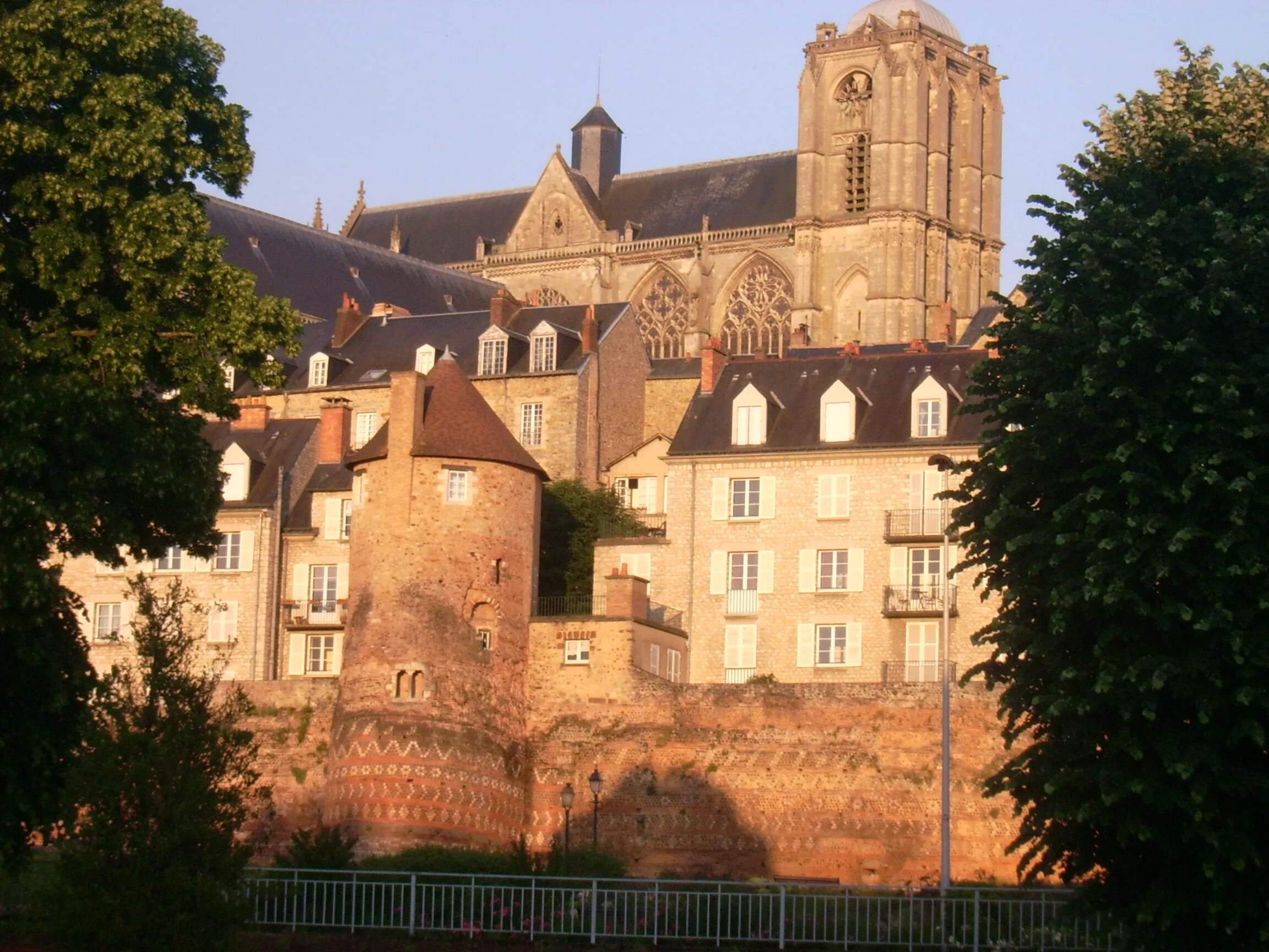 Ле-ман город. Ле Мане Франция. Le mans Cathedral Ле-ман.