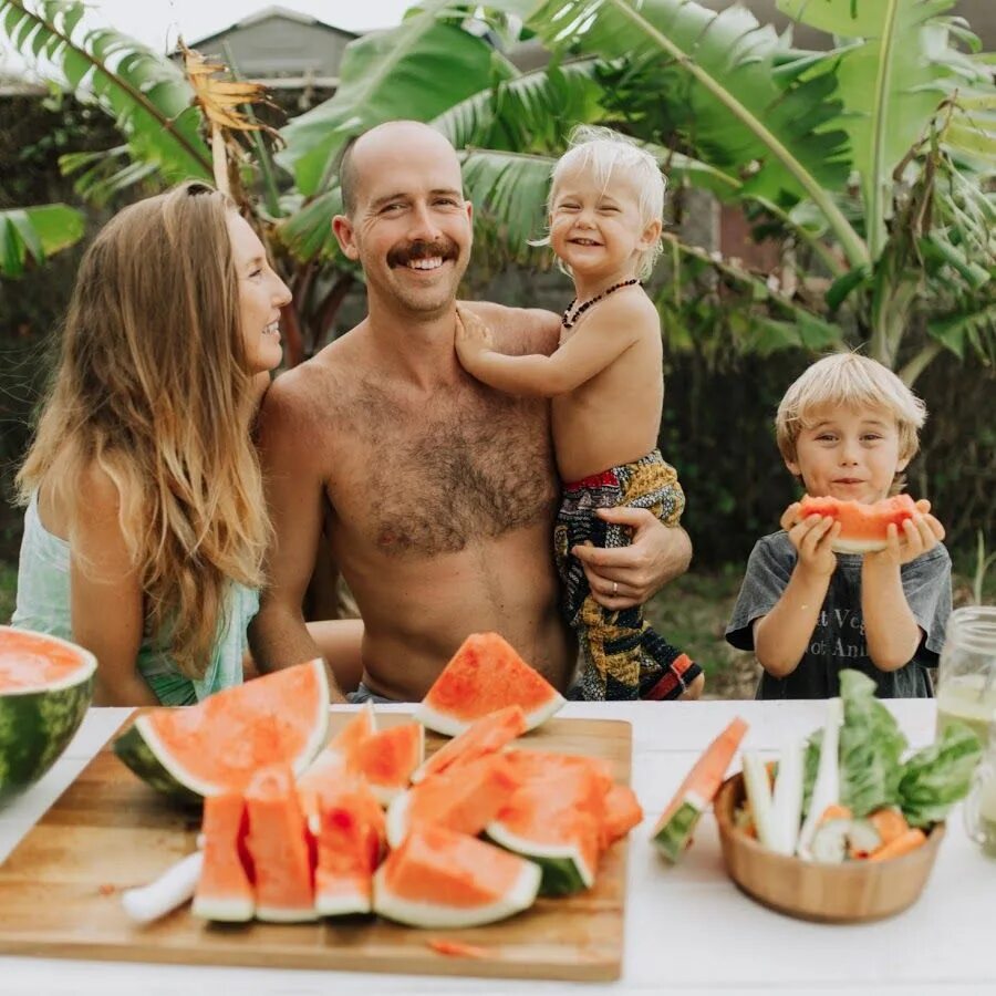 Здоровое питание в семье. Известные веганские семьи. Веганы семья. Веганы семья. Потребность в еде.