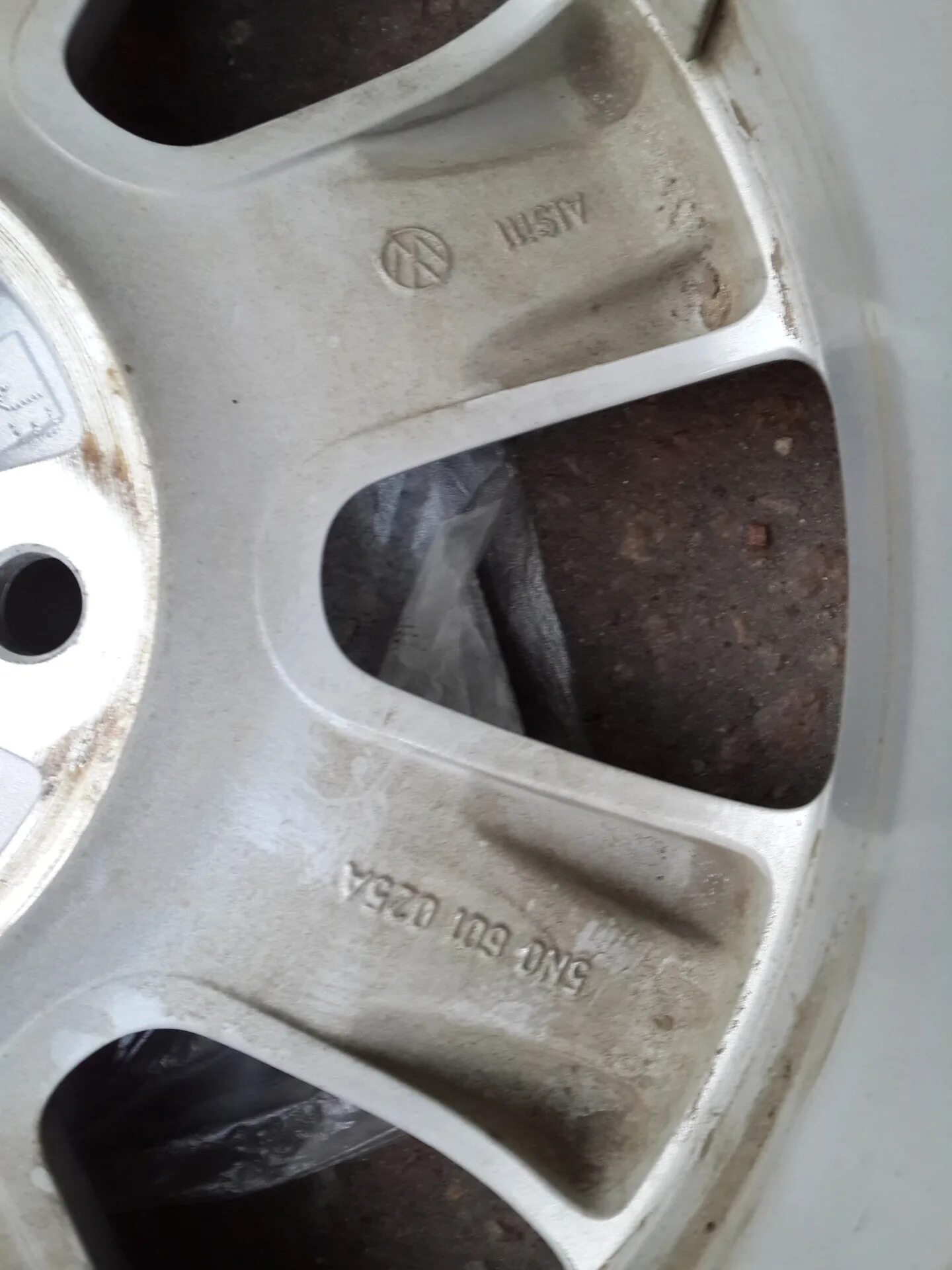 Маркировка оригинальных дисков amg. 5j0601025b7zs. Маркировка дисков порше кайен. Литой диск с обратной стороны. Маркировка литых дисков mazda r15x5.