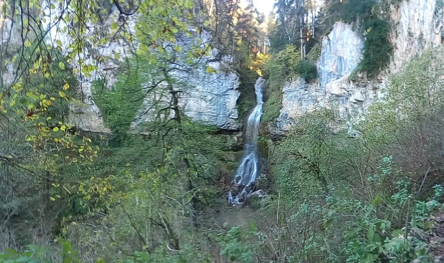 Мезмай бассейн. Водопад Исиченко Мезмай. Водопад Чинарев Мезмай. Курджипское ущелье водопад Исиченко. Ручей Мезмай Адыгея.