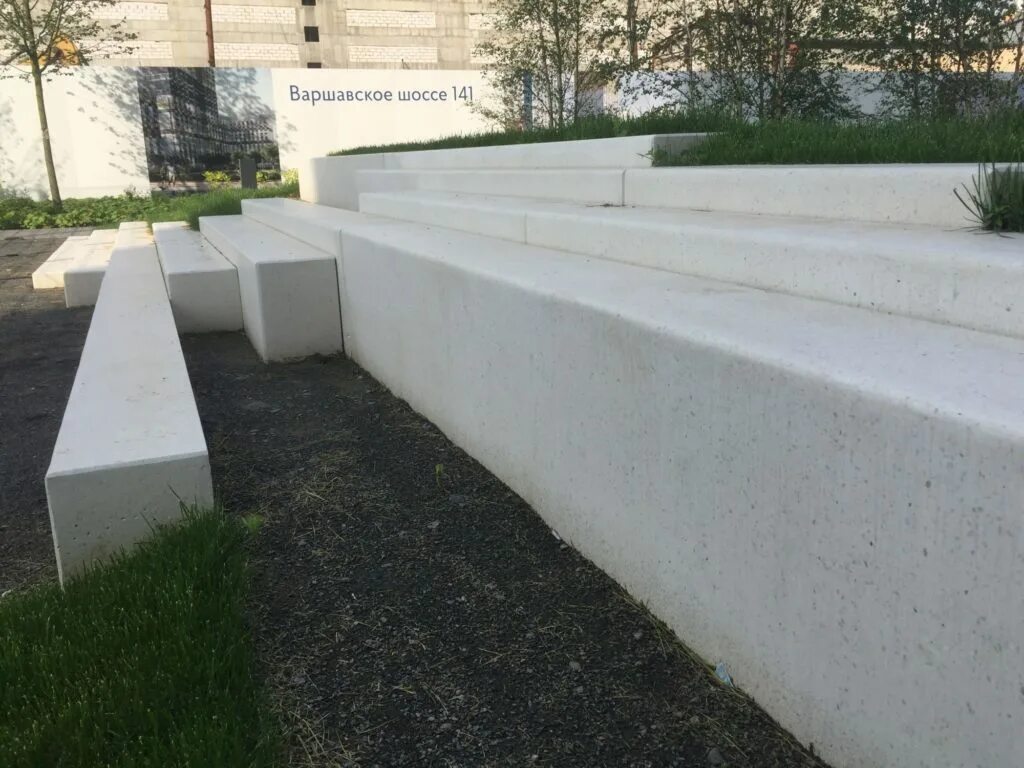 Бетонная подпорная стена. Бетонная подпорная плита. Архитектурный бетон подпорная стенка. Подпорная стенка из архитектурного бетона.
