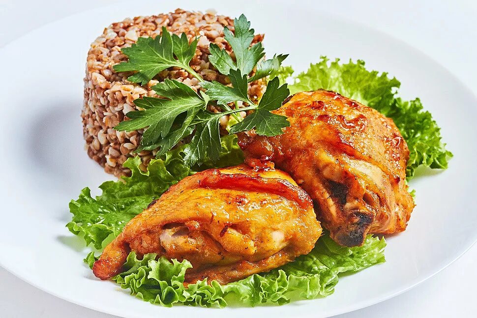 гарнир к курице. жареная курица гарнир какой. птица жареная с гарниром. курица с гарниром и соусом. гарнир к курочке гриль.