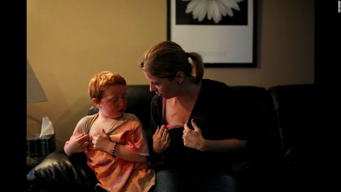 Грудь. Французский поцелуй зрелые. С сыном в отеле. Взрослая женщина и мальчик. Любовь со взрослой женщиной.