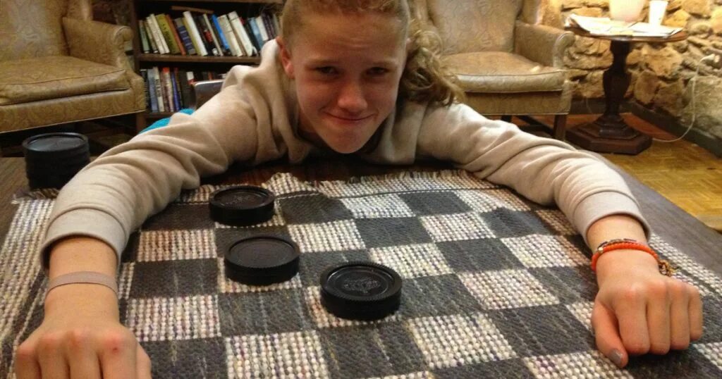 В. Дети играют в шашки. Девочки которые играют в шашки. Шашки с девушками. Дети играющие в шашки.